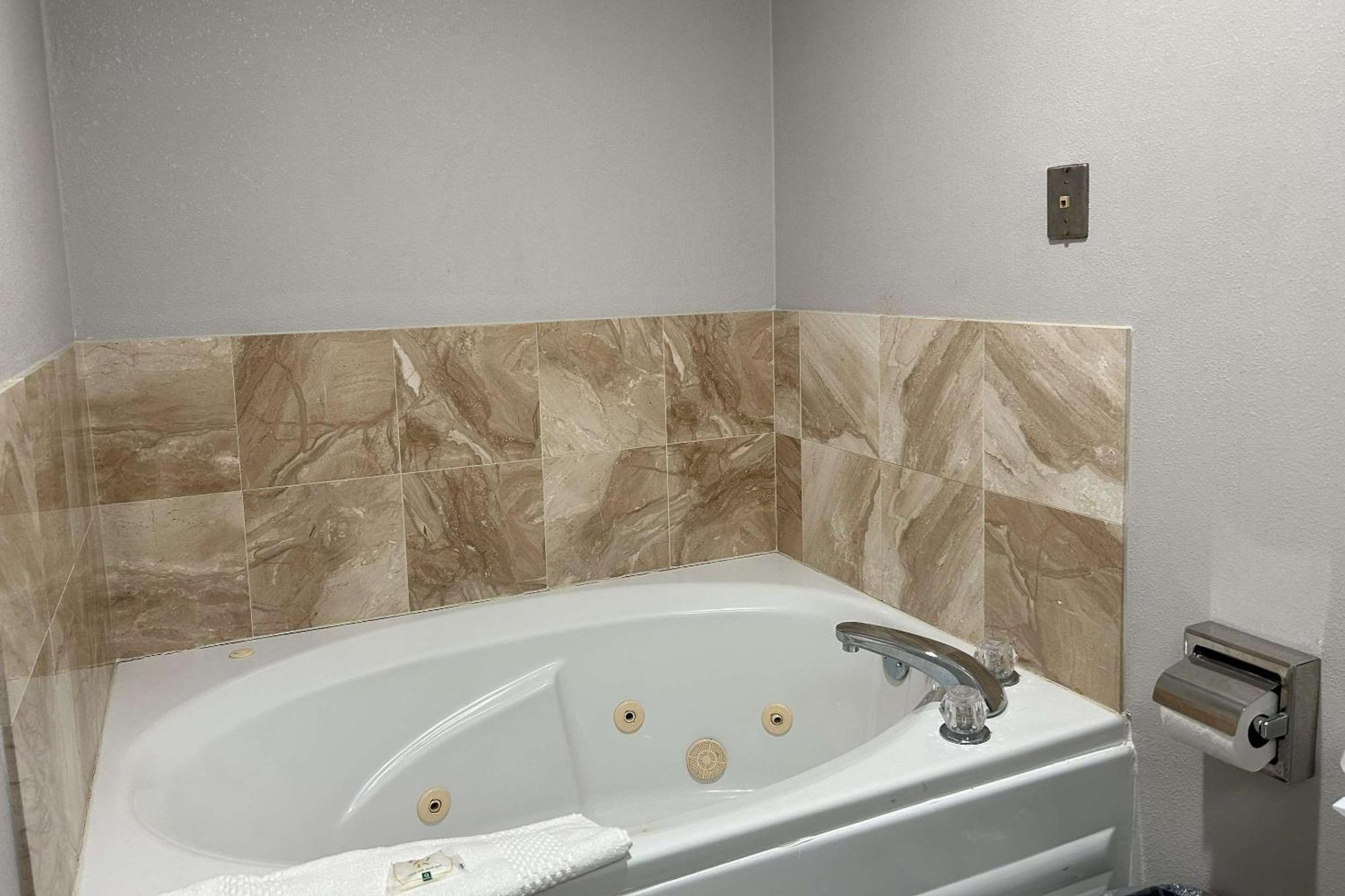 Quality Inn & Suites Tarboro - Kingsboro מראה חיצוני תמונה